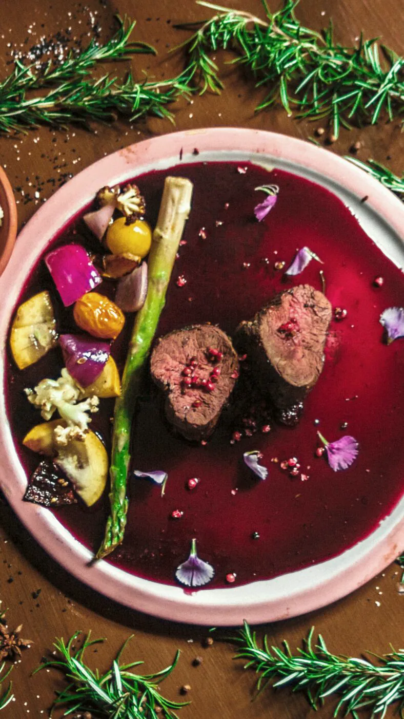 Lomo a la pimienta rosa con reducción de vino tinto