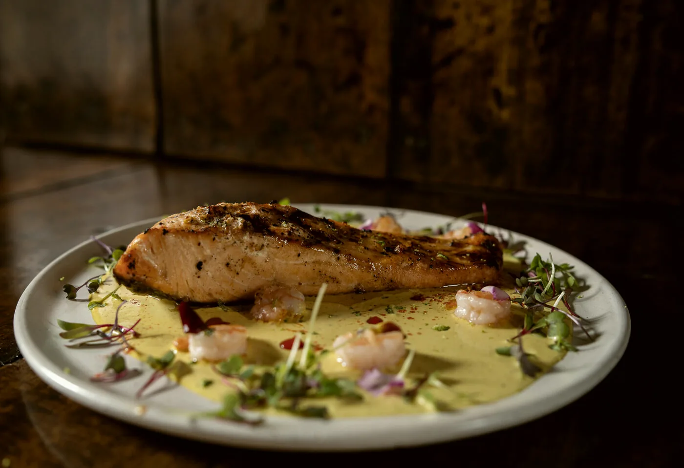 Salmón chileno parrillado con camarones en curry amarillo