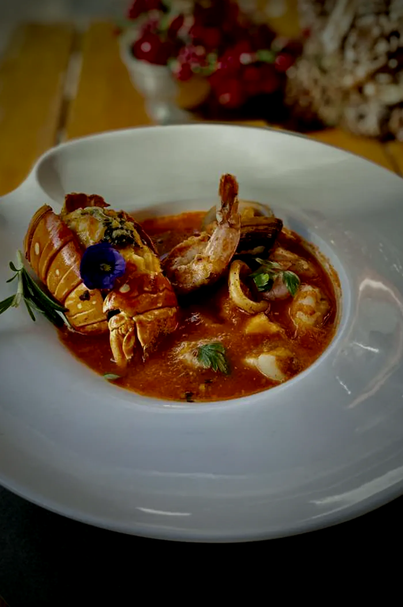 Bisque de mariscos con colita de langosta y camarones