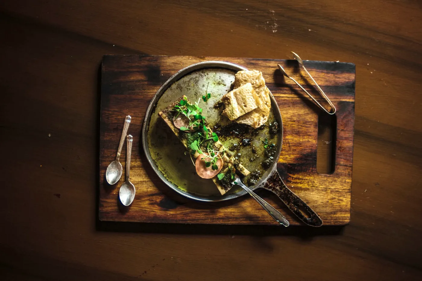 Tuétano de res con chimichurri y pan de masa madre