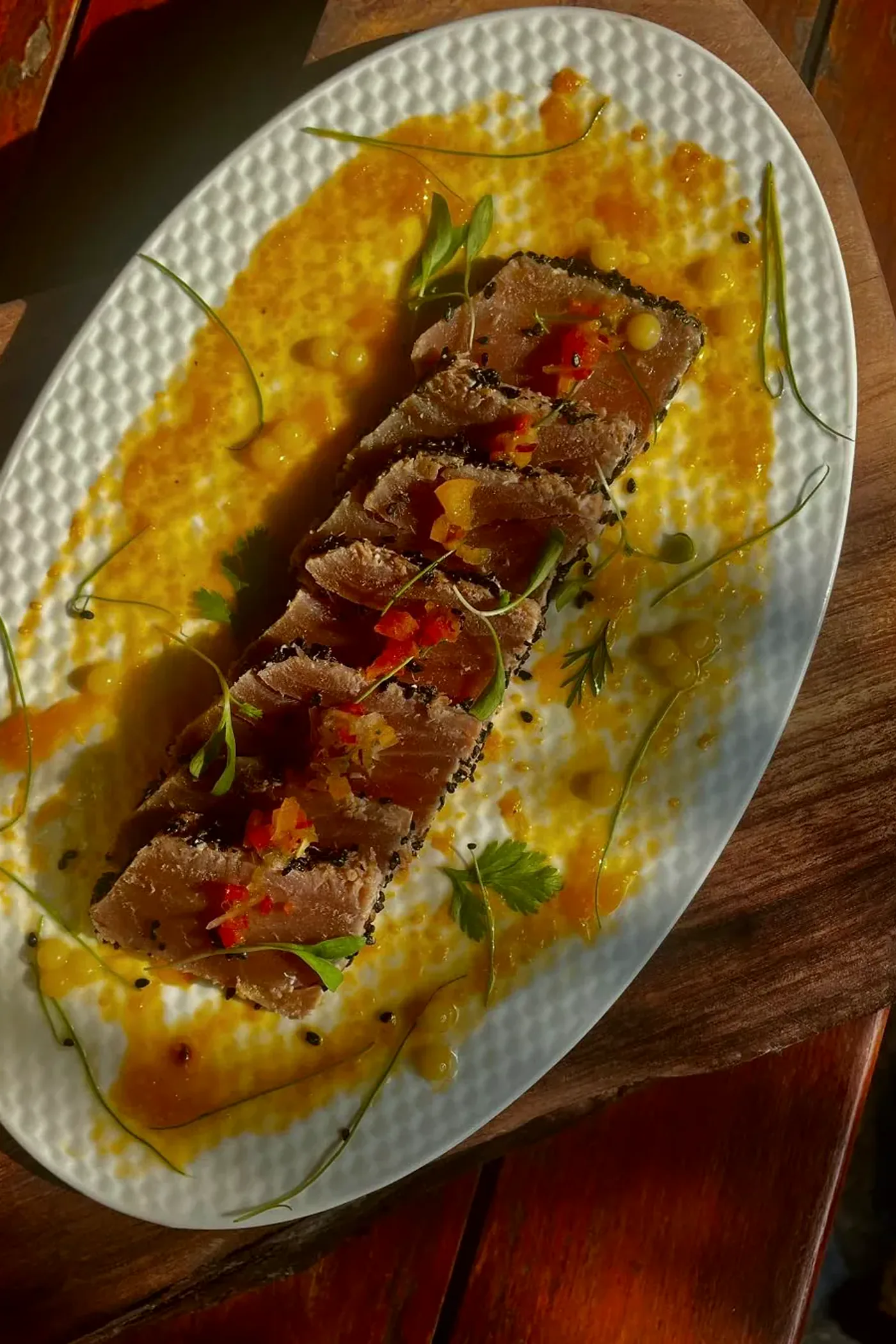 Semi crudo de atún sellado en ajonjolí negro