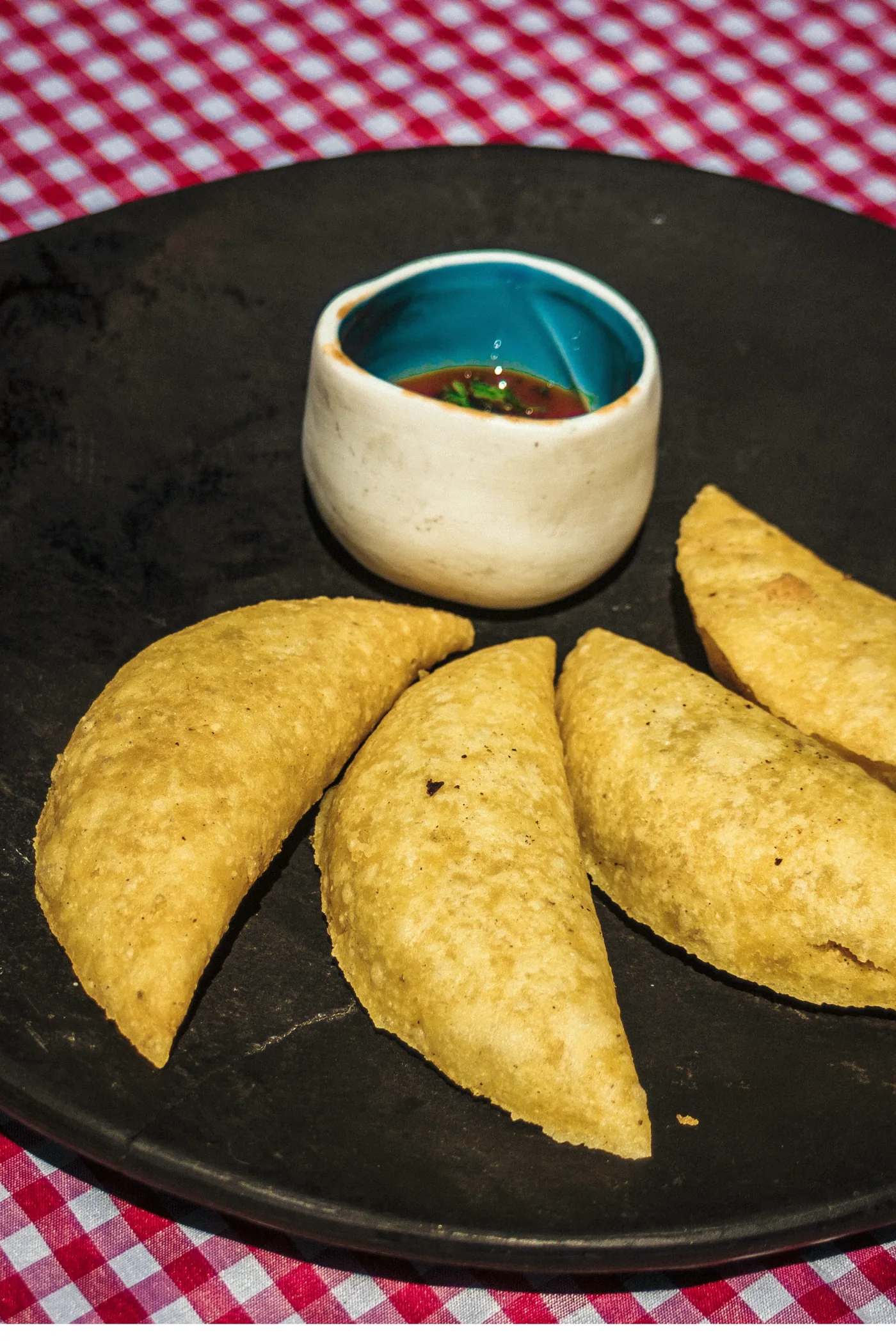 Empanadas de maíz caleruno con ají de la casa