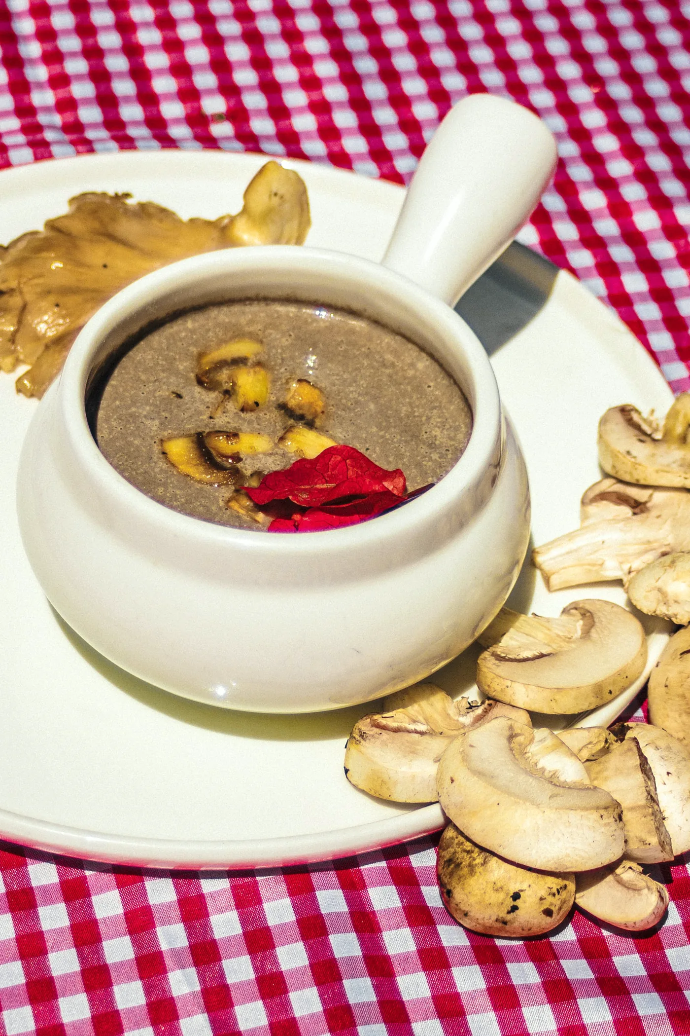 Crema de champiñones y portobellos con ajo negro