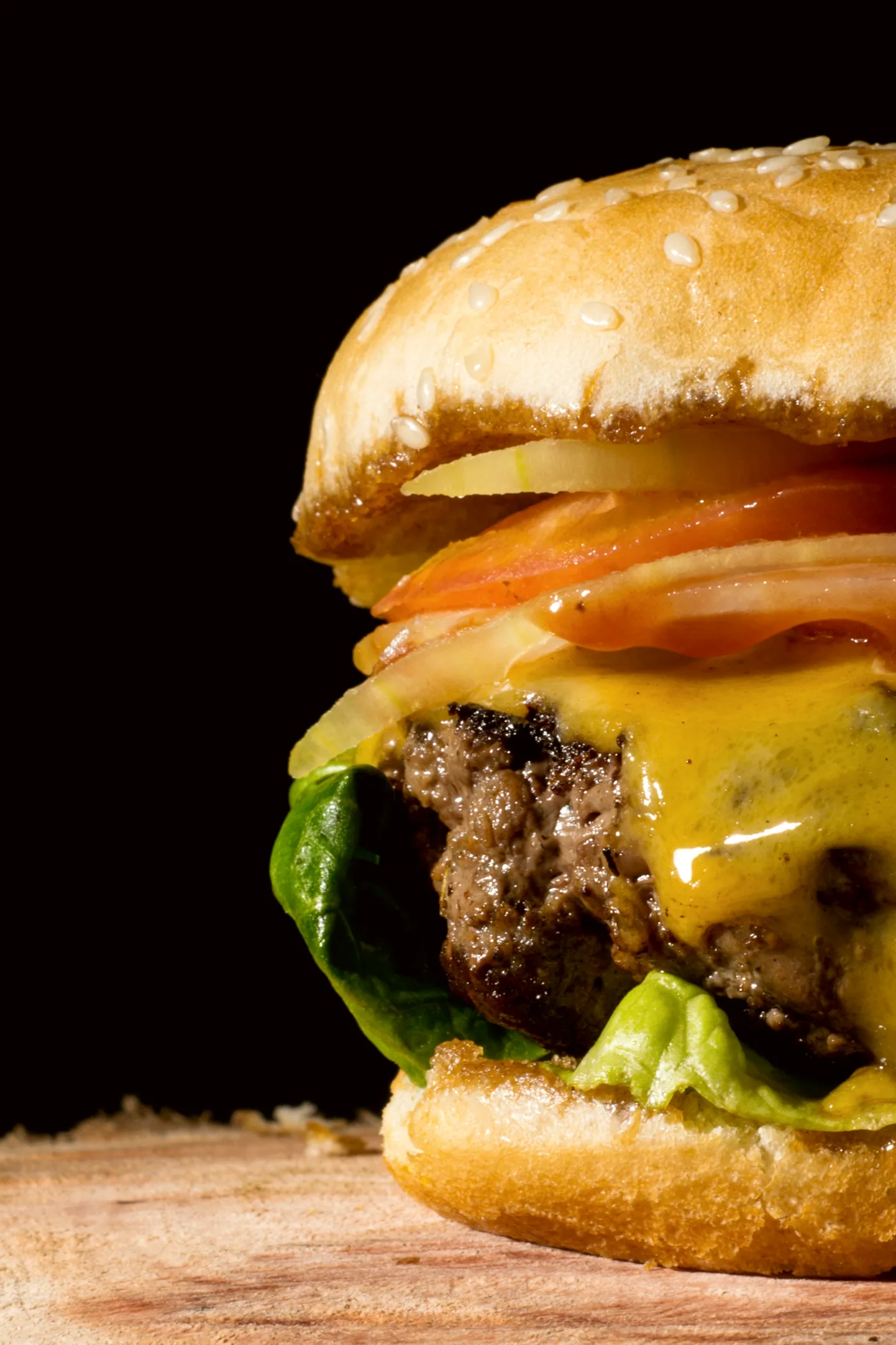 Hamburguesa El Hato con queso cheddar y pan brioche
