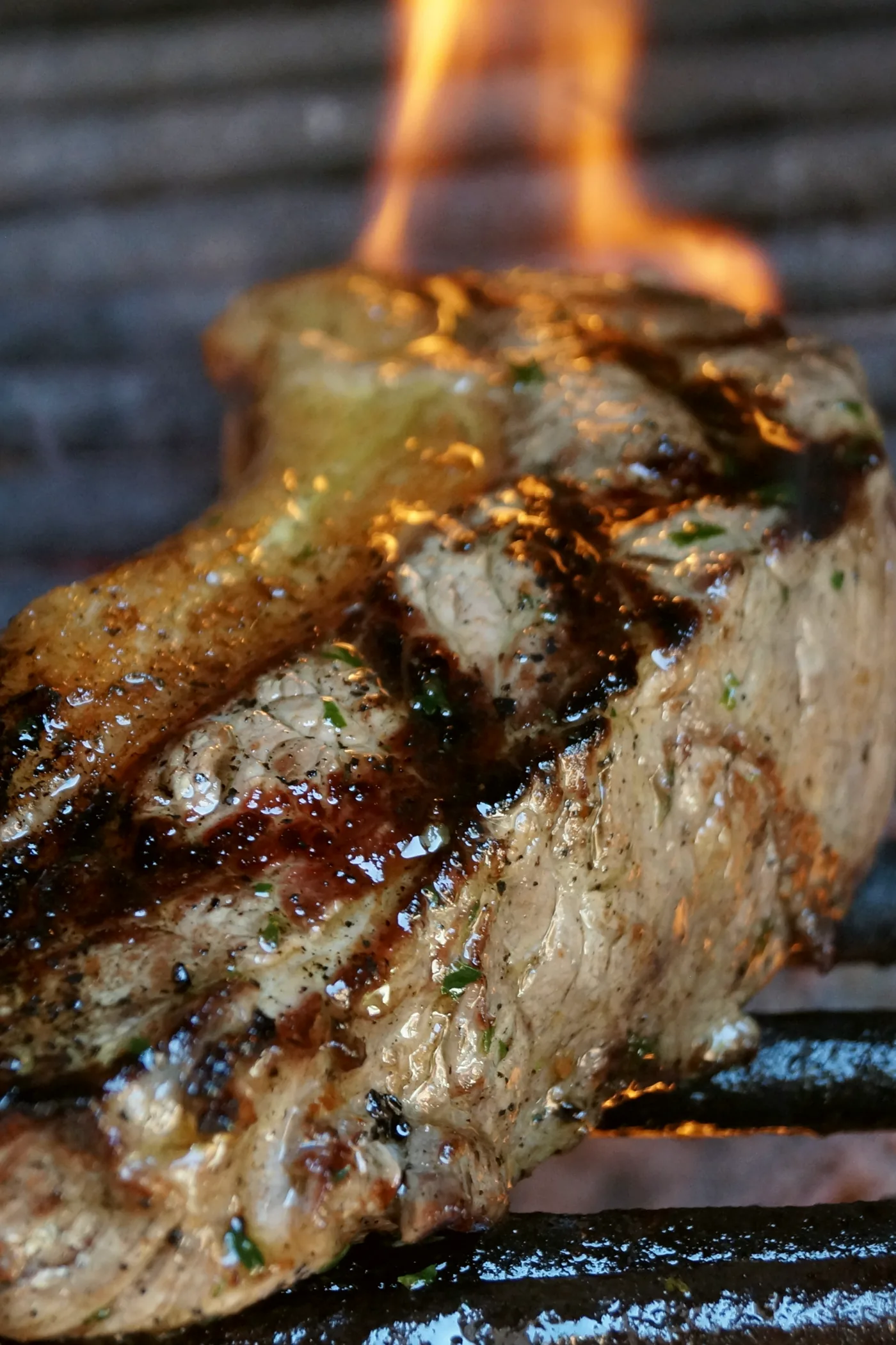 Bife de res a la parrilla con chimichurri de la casa