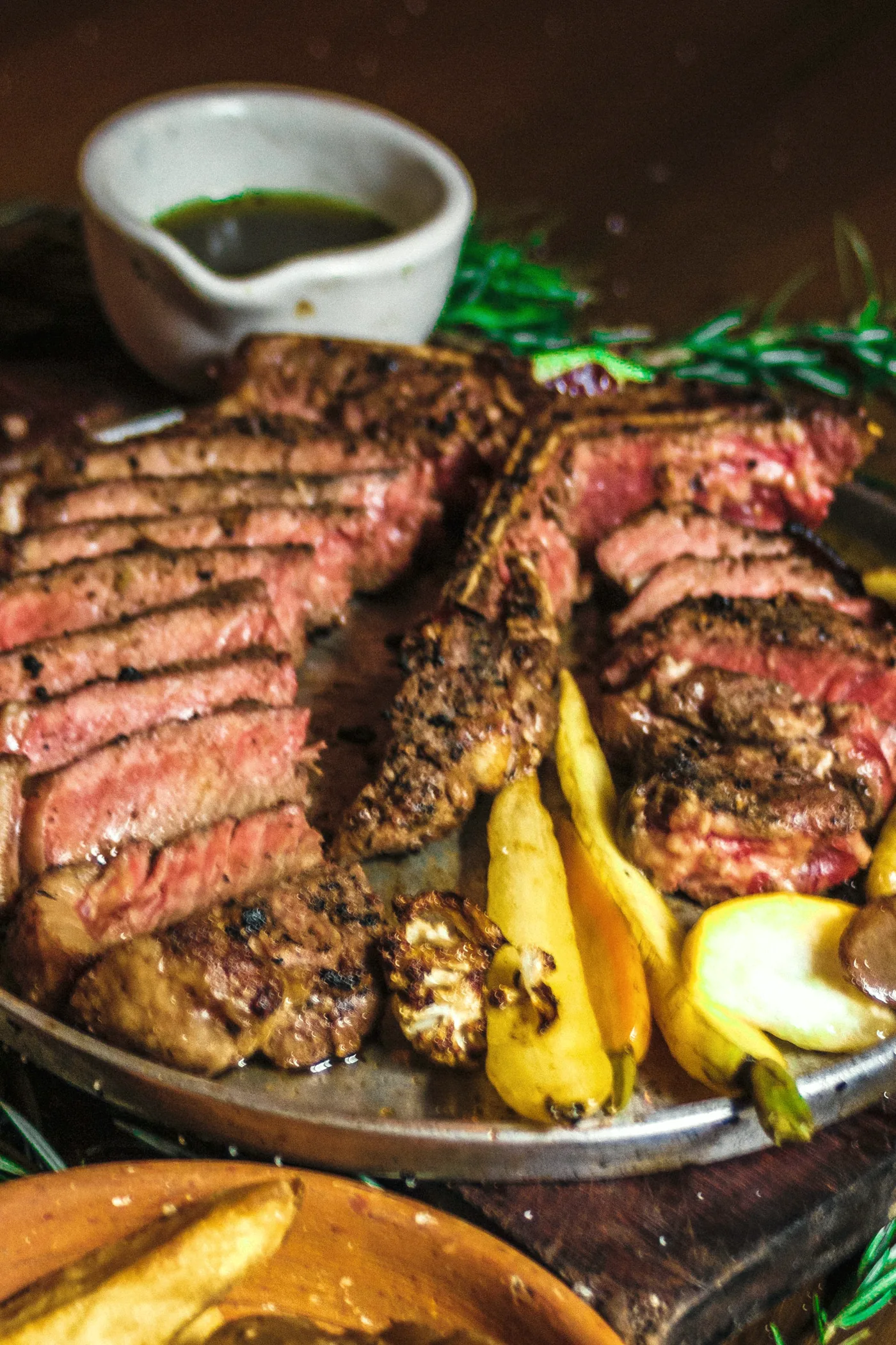 T-bone en láminas con chimichurri y vegetales asados