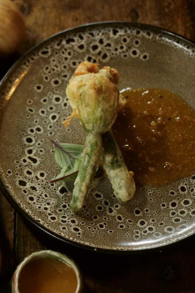Flores de zuquinis tempurizadas con salsa dulce de uchuvas