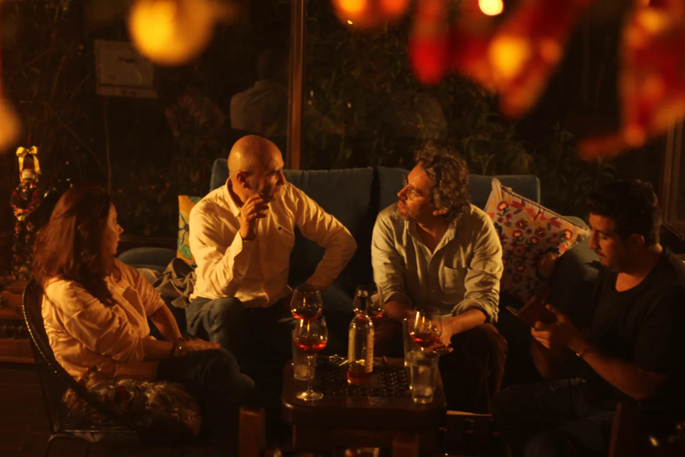 Reunión de empresa en los sofás del jardín de Puente Viejo, al caer la noche